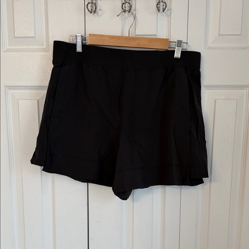 Very good used lululemon stretch woven relaxed fit HR short 4 in size xl